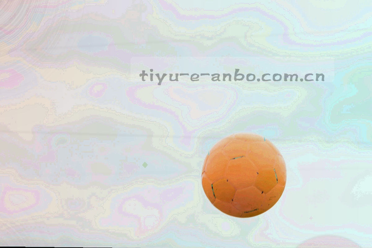 深色桌面上摊开的记录纸与一支笔，旁边的屏幕透出微光